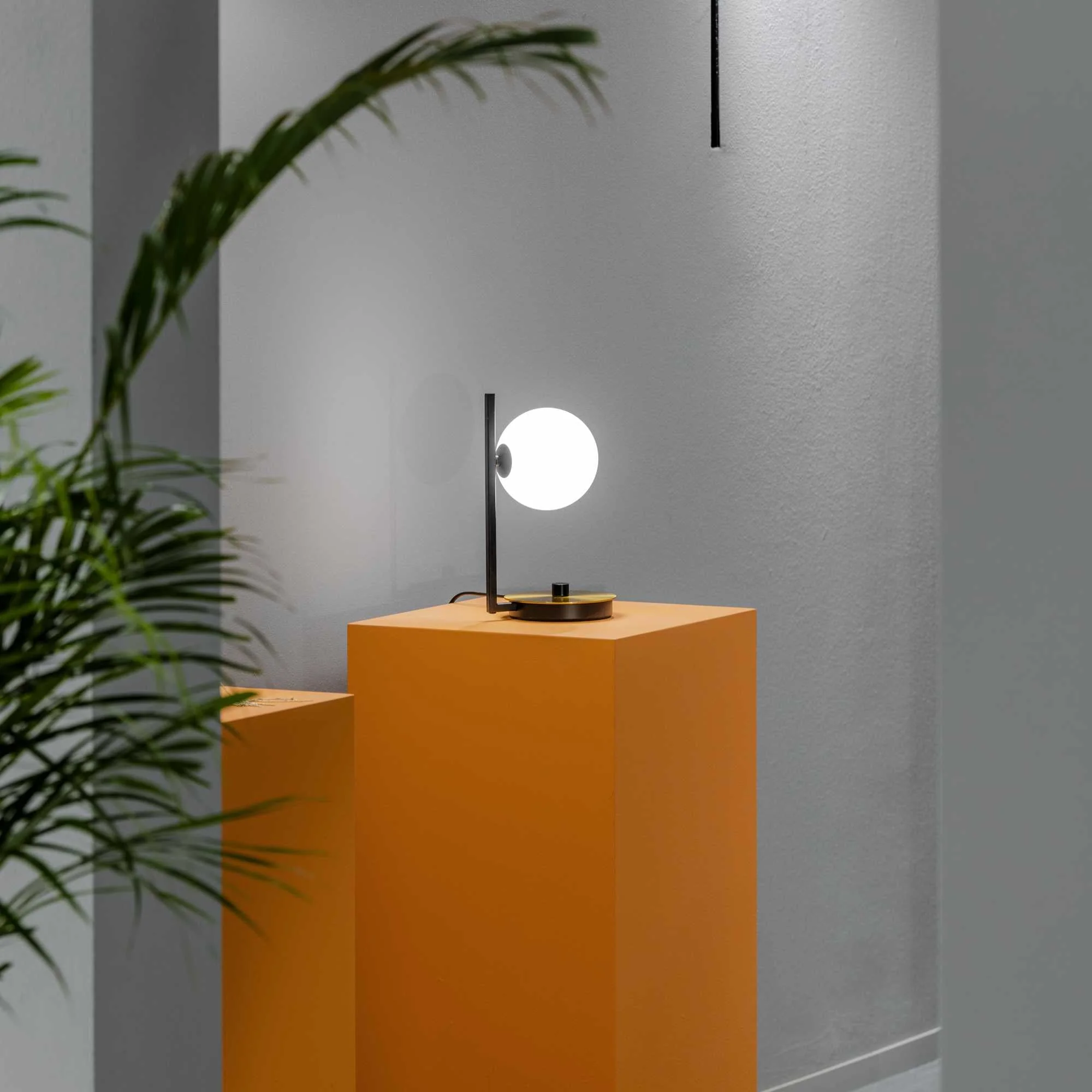 Birds Table Light Black - Finish - Image 3