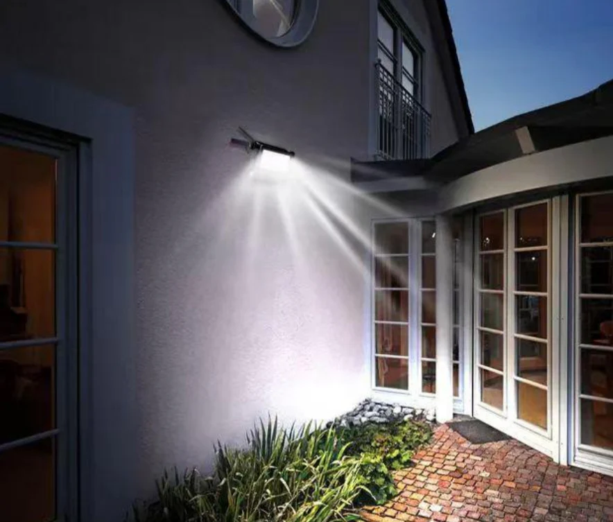Gemini Solar Floodlight with PIR - Image 2