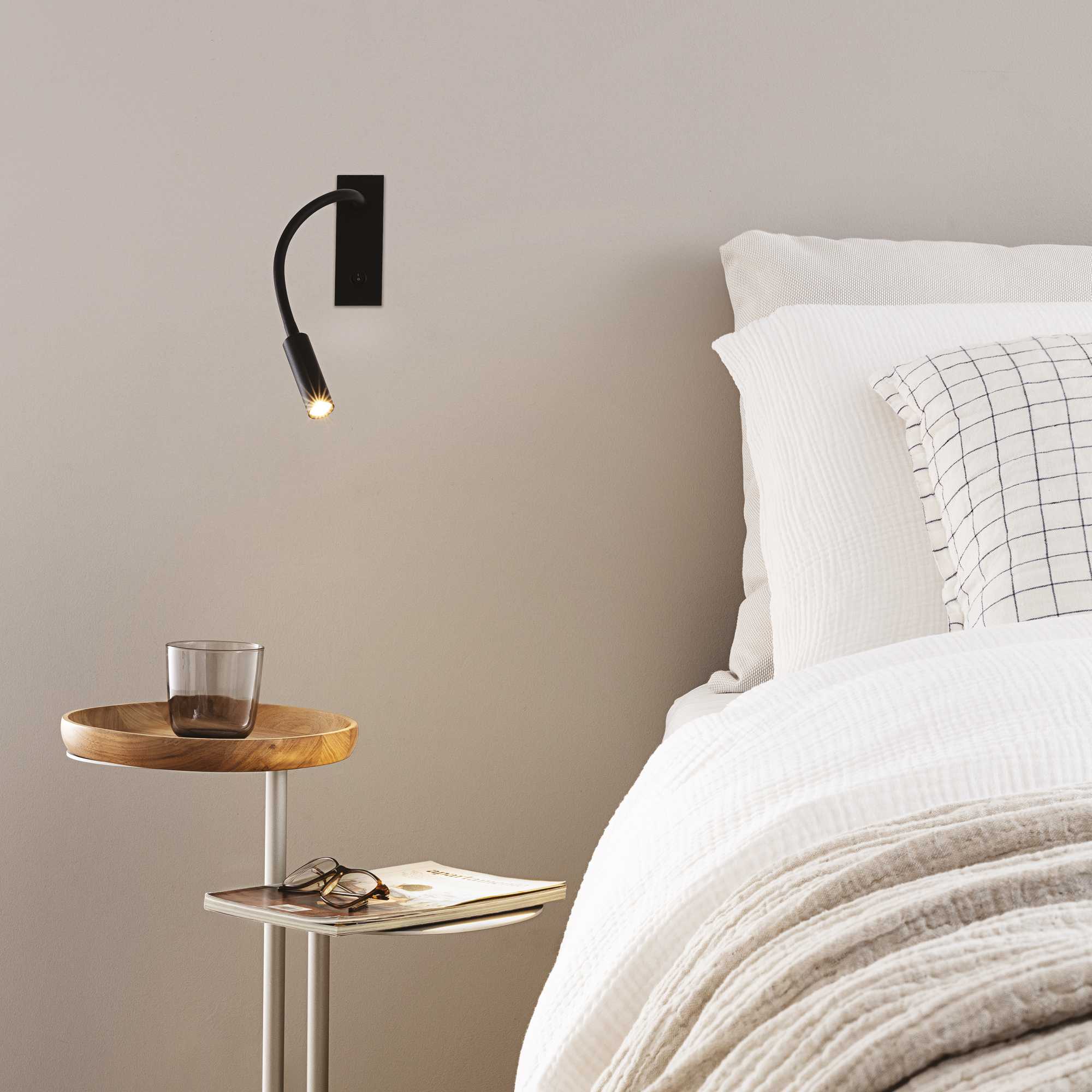 IO Reading Light - White/Black Finish - Image 4