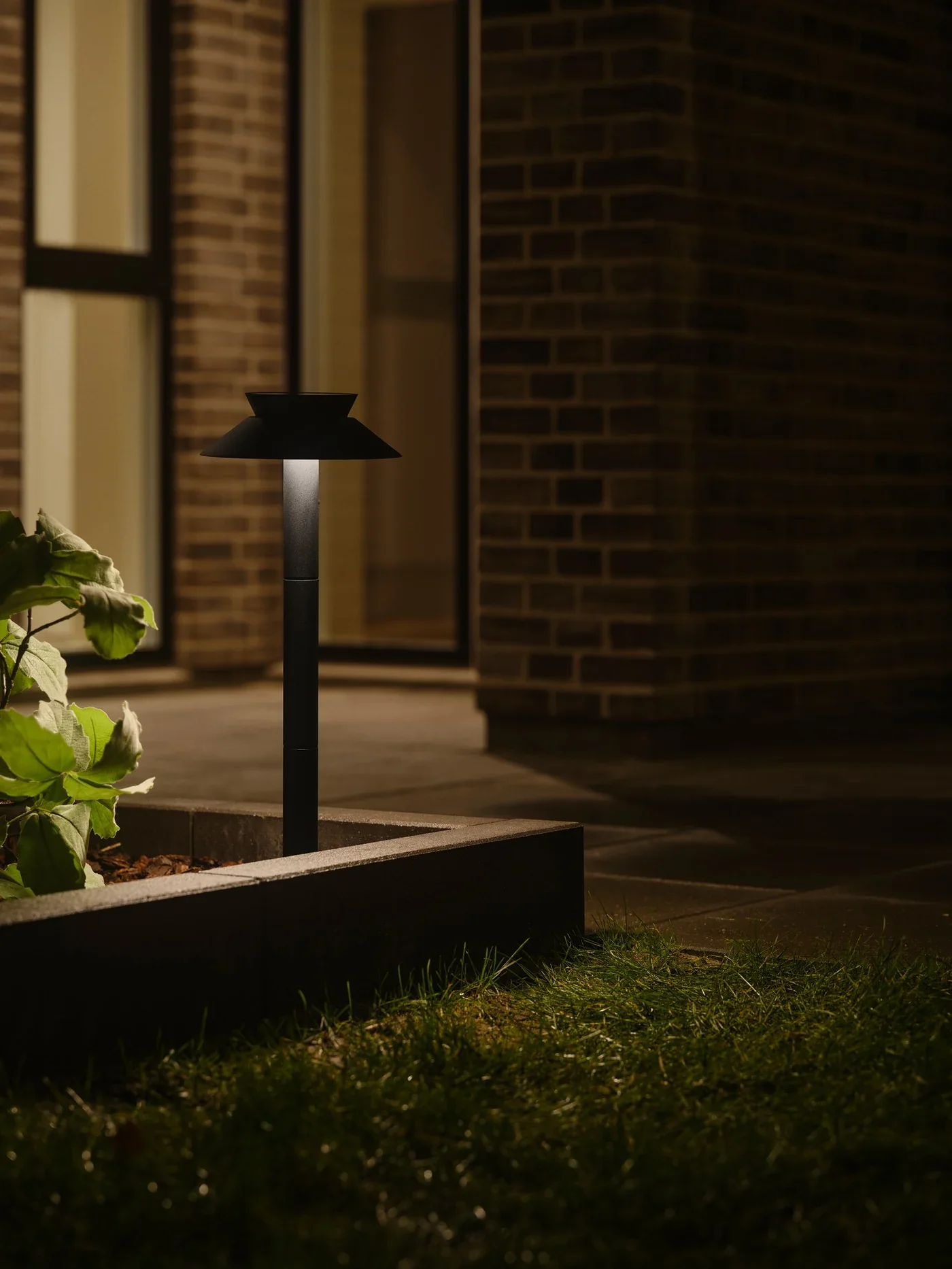 Justina Solar Garden Light- Anthracite/ Black - Image 9