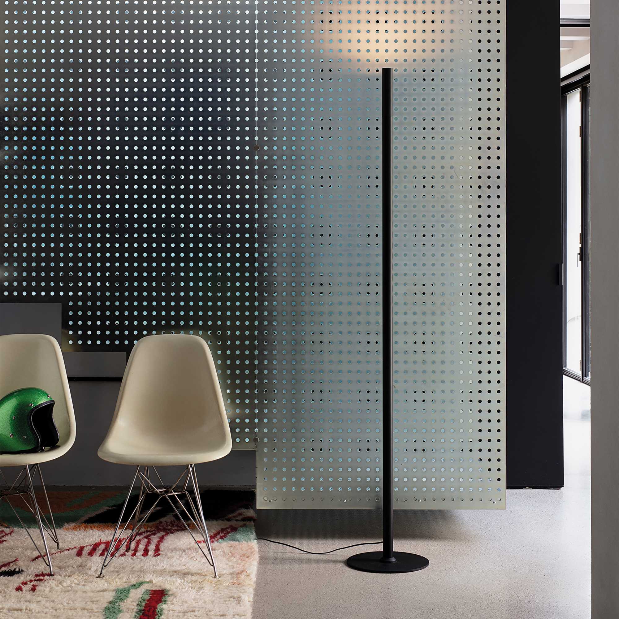 Look LED Floor Lamp - White/Black Finish - Image 3