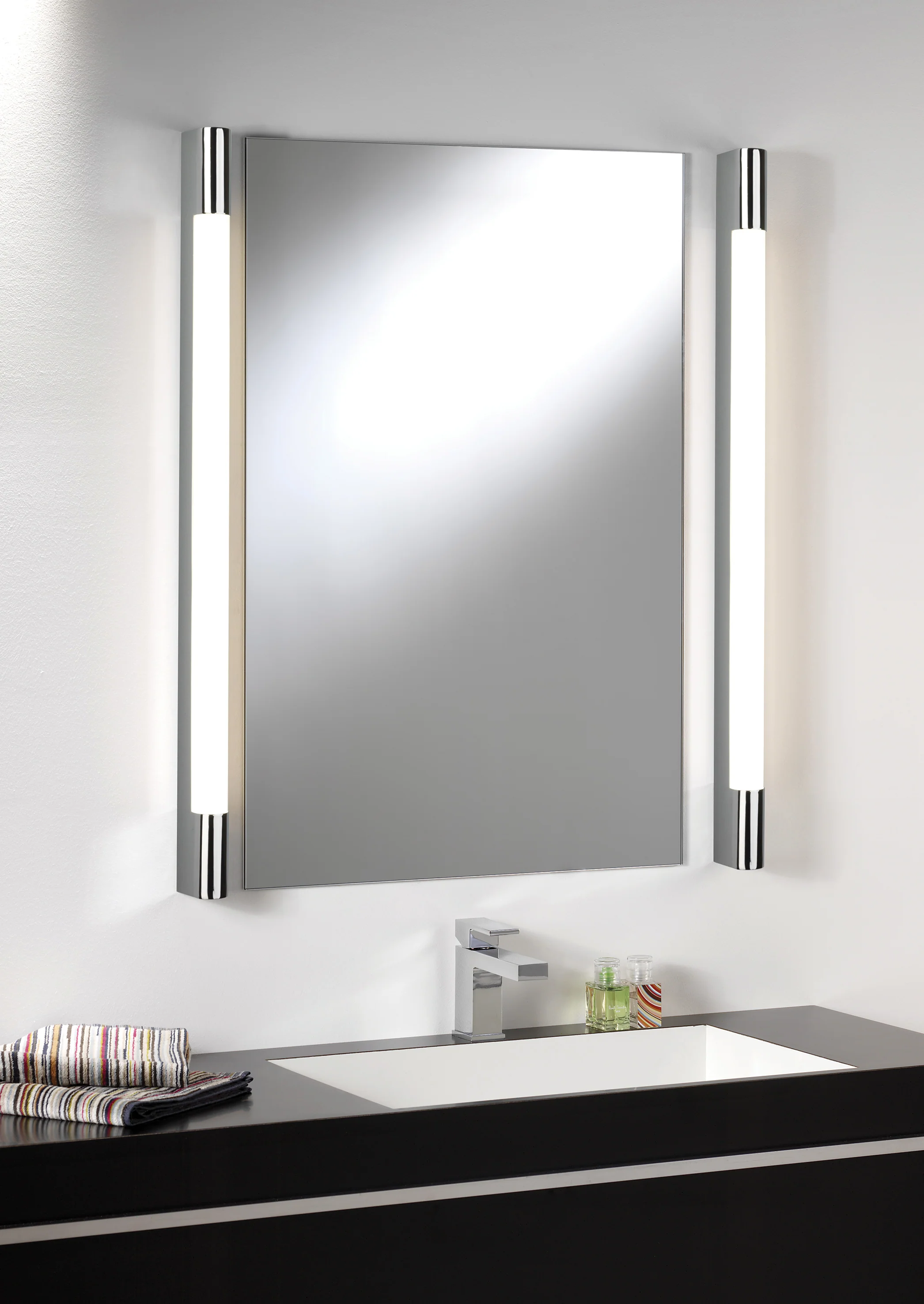 Palermo 600/900 LED Bathroom Wall Light - Image 10