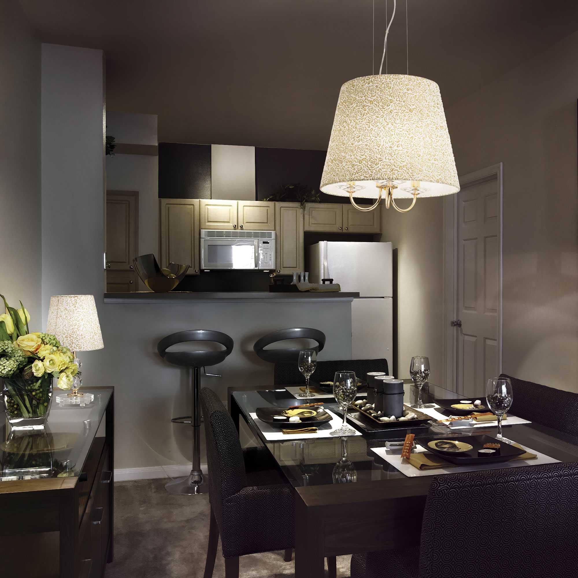 Queen Table Lamp - Gold Finish - Image 4