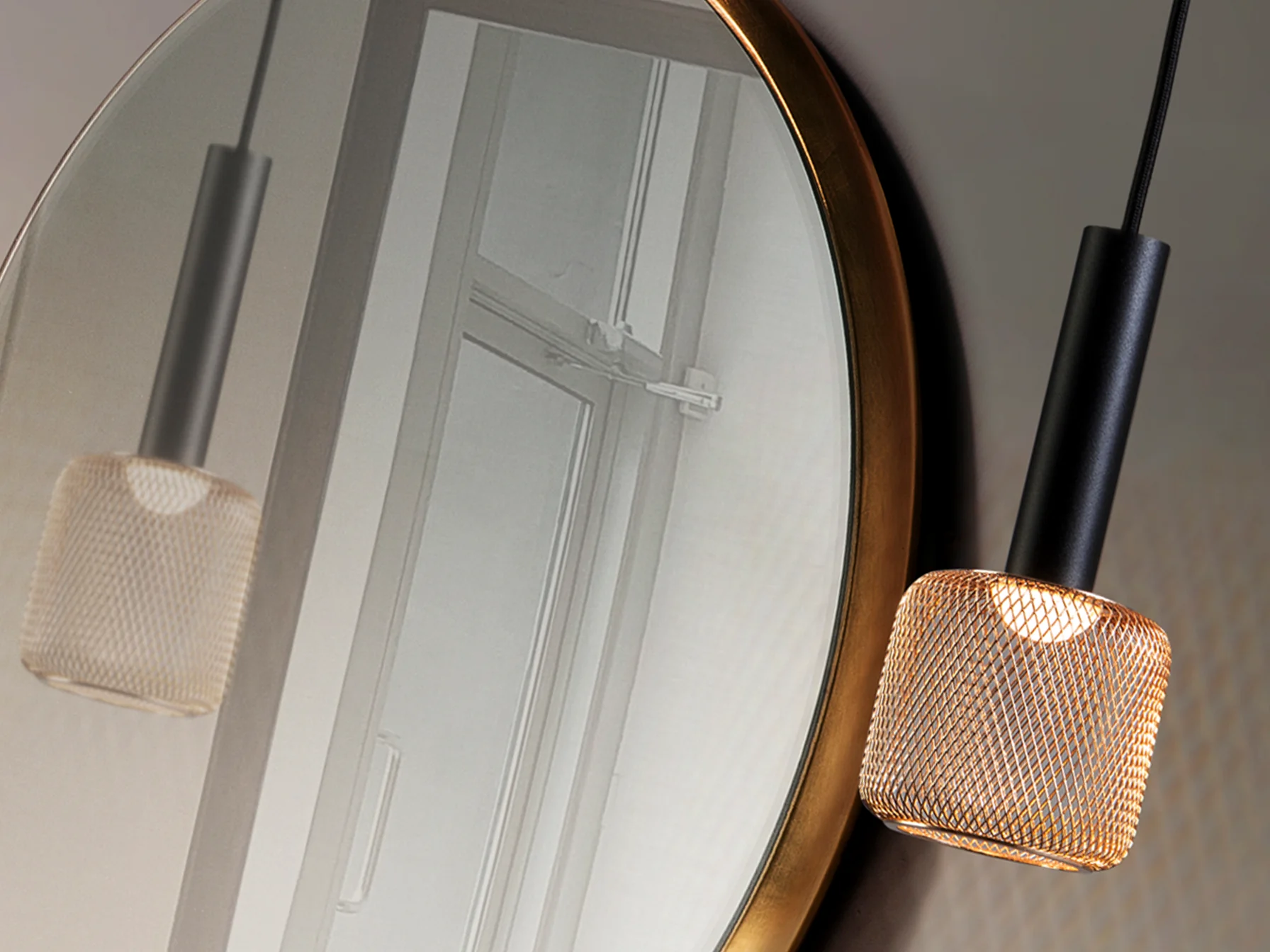 Sincro Single Pendant-  Black/Gold Finish - Image 4