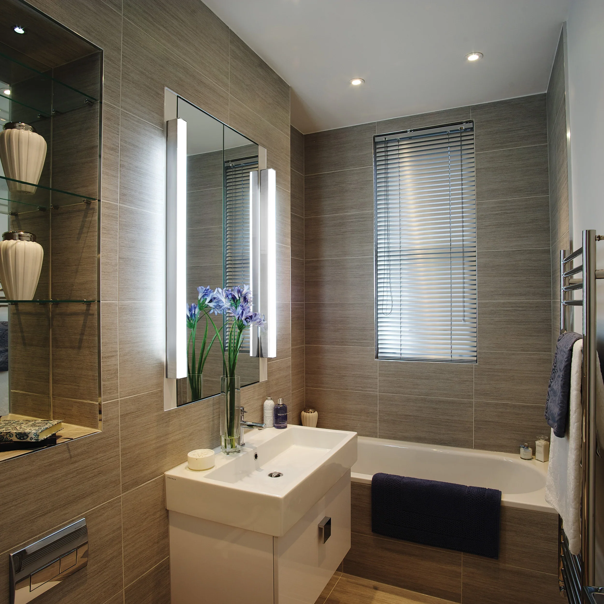 Sparta 900 LED Bathroom Wall Light - Image 5