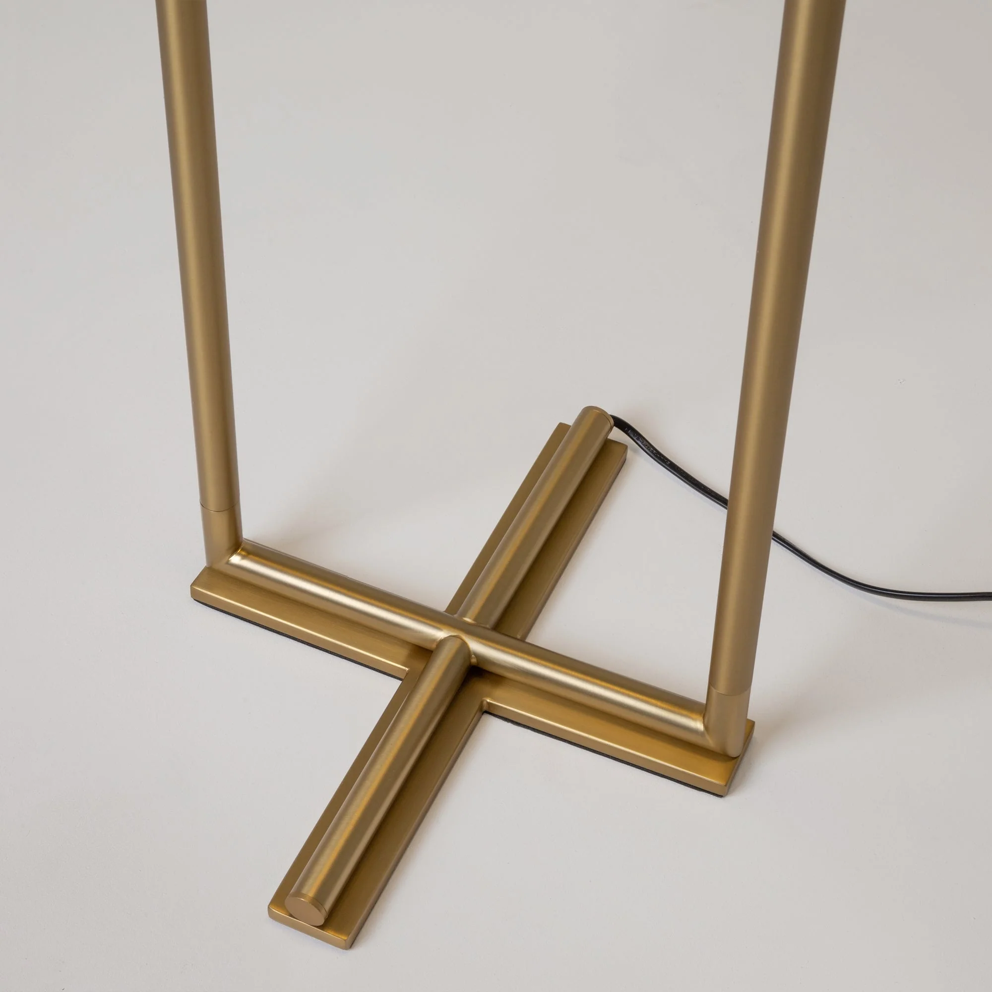 The Sixth Sense Floor lamp Integrated LED - Black & White/Brass & White Finish - Image 15