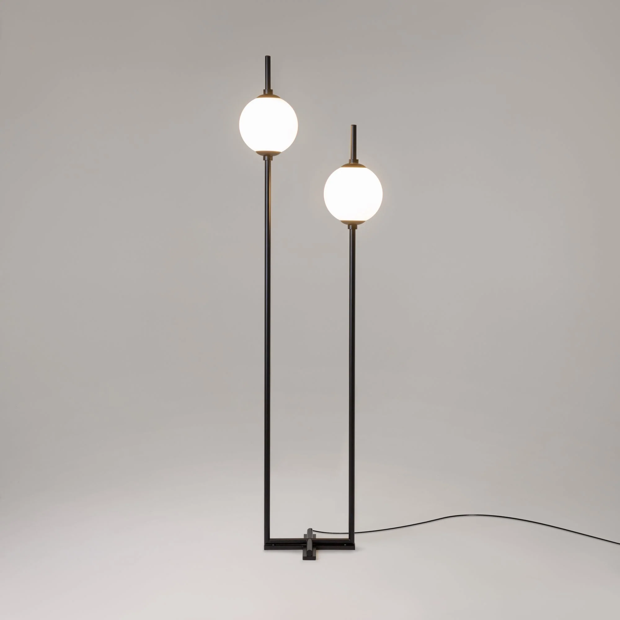The Sixth Sense Floor lamp Integrated LED - Black & White/Brass & White Finish - Image 6