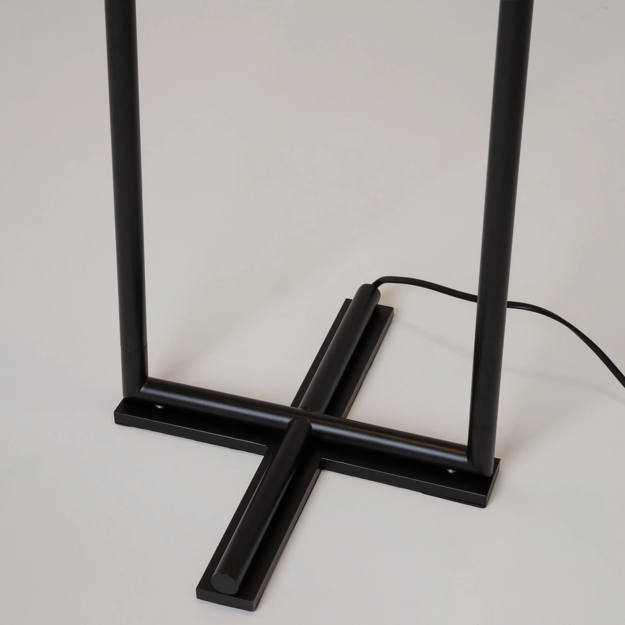 The Sixth Sense Floor lamp Integrated LED - Black & White/Brass & White Finish - Image 7