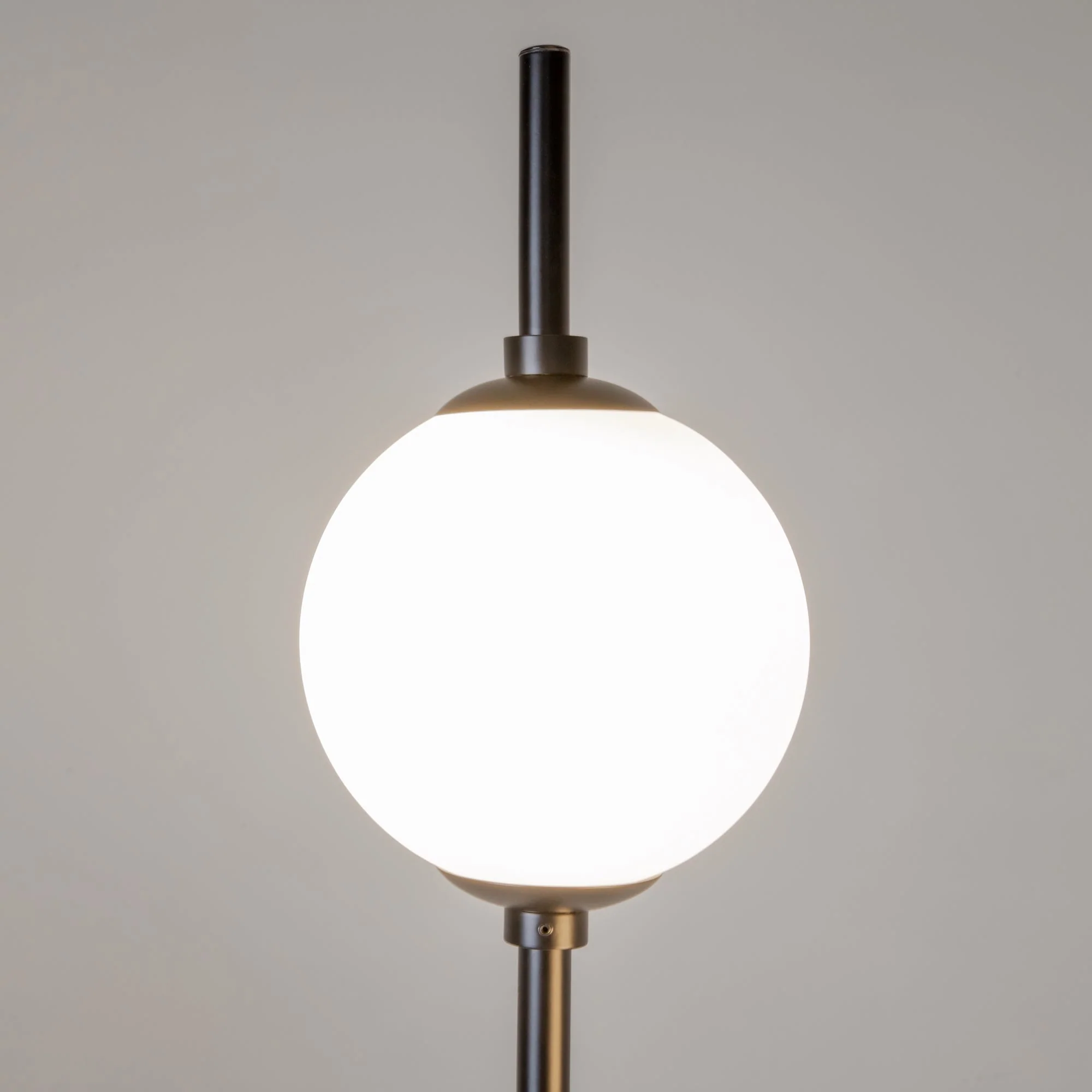 The Sixth Sense Floor lamp Integrated LED - Black & White/Brass & White Finish - Image 9