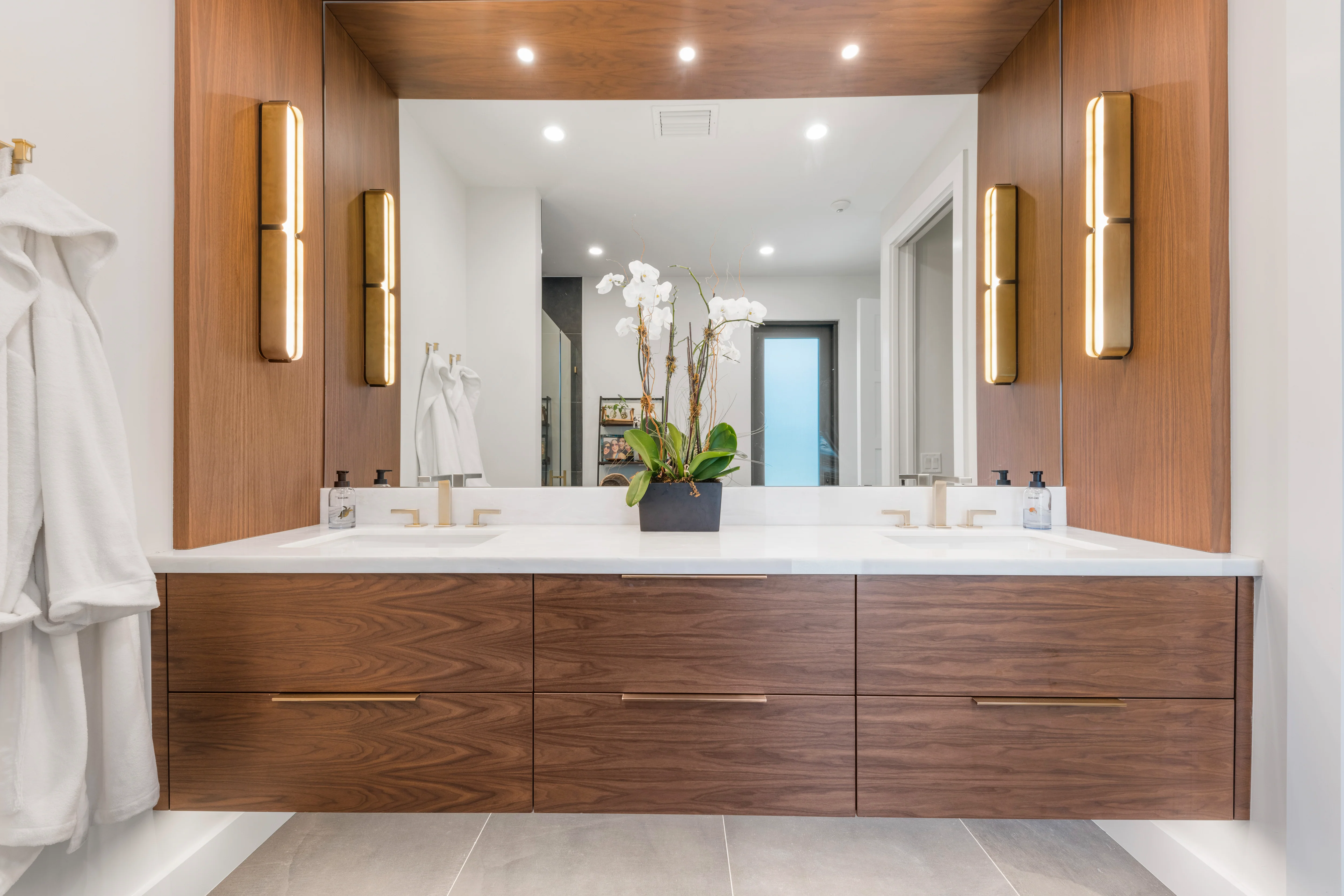Tribeca Small LED Bath Bracket - Image 3
