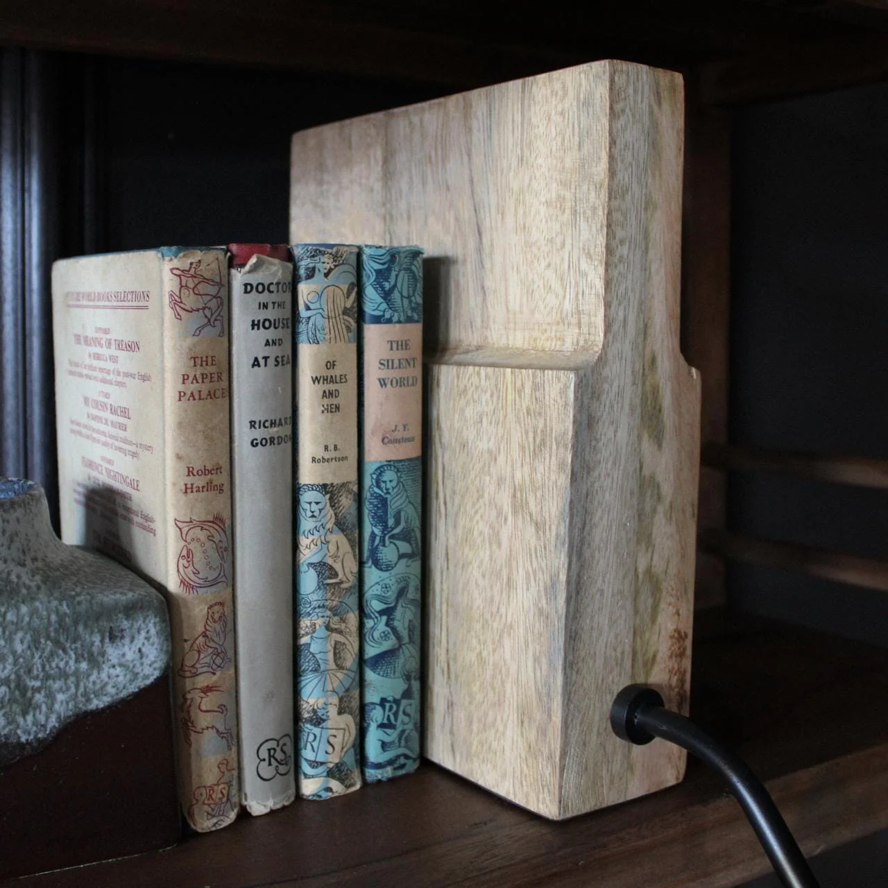 Teoranta Wooden Bookshelf Lamp- Green/ White Shades - Image 4